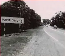  ??  ?? GAMBAR laluan menuju ke Parit Sulong, Batu Pahat, Johor dalam kejadian serangan komunis pada 10 Jun 1945.