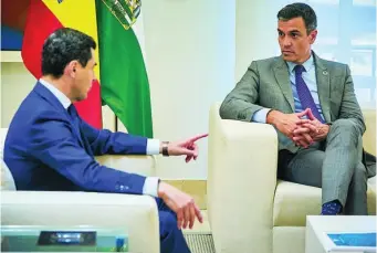  ?? ALBERTO R. ROLDÁN ?? El presidente de Andalucía, Juanma Moreno en su encuentro con el presidente del Gobierno