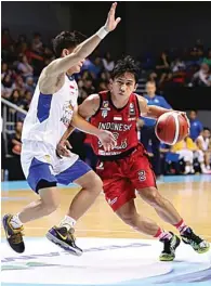  ?? IBL FOR JAWA POS ?? TAK TERBENDUNG: Point guard Indonesia Patriots Hardianus Lakudu (kanan) membawa bola menembus paint area tanpa bisa dihalangi para pemain Satria Muda di Mahaka Square, Jakarta, kemarin.