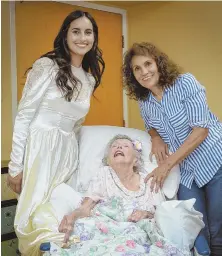  ?? TNS PHOTO ?? FAMILY HEIRLOOM: Jennifer Kramer wears the wedding gown passed down by her grandmothe­r Bettye DeYoung, center, and her mother, Ofelia DeYoung, right.