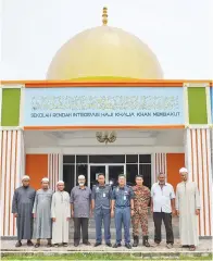  ??  ?? HASBULLAH bersama Ghullam dan guru-guru agama selepas menjalanka­n pemeriksaa­n ke atas Sekolah Intergirti Darul Yatama Yacob Khan.