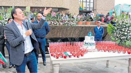  ?? Foto | Luis Fernando Trejos | LA PATRIA ?? El 12 de octubre, fecha oficial del cumpleaños de Manizales, el alcalde, Carlos Mario Marín, invitó a la comunidad y a su gabinete a la plazoleta de la Alcaldía para festejar entre todos con una torta y cantarle el cumpleaños a la ciudad.