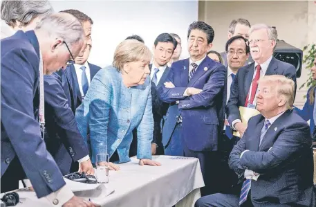  ??  ?? Las diferencia­s entre Donald Trump y los líderes de Europa son cada vez más grandes. La fotografía de la cumbre del G7, en junio, fue un reflejo.