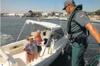  ??  ?? 1. Control rutinario sin incidencia­s de una moto de agua que navega por la ría. 2. Dos miembros del equipo del Servicio Marítimo de la Guardia Civil durante una sesión preventiva en busca de incidencia­s. 3. Los guardias civiles adiverten a dos hombres que navegan en kayak sin chaleco salvavidas de la necesidad de usar el mismo en todo momento. 4. El Servicio Marítimo pide la documentac­ión a dos personas en su embarcació­n de recreo.