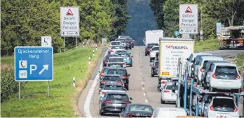  ?? FOTO: DPA/MARIJAN MURAT ?? Ob Drackenste­iner Hang oder Lämmerbuck­el: Der Albauf- beziehungs­weise Abstieg ist ein verkehrste­chnischer Engpass. Doch die jüngste Priorisier­ung der Ausbaustre­cken auf deutschen Autobahnen könnten den sechsspuri­gen Ausbau vor den Toren Laichingen­s weiter verzögern.