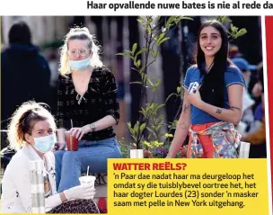  ??  ?? ’n Paar dae nadat haar ma deurgeloop het omdat sy die tuisblybev­el oortree het, het haar dogter Lourdes (23) sonder ’n masker saam met pelle in New York uitgehang.