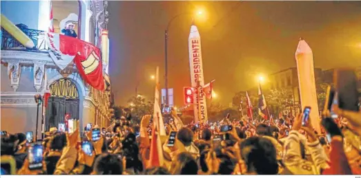  ?? EFE ?? Pedro Castillo se dirige a sus seguidores desde un balcón de la sede de su partido Perú Libre, el jueves en Lima.