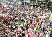  ??  ?? Thousands of people join a rally in Manila supporting Philippine President Rodrigo Duterte on Thursday. (AN photo by Ellie Aben)