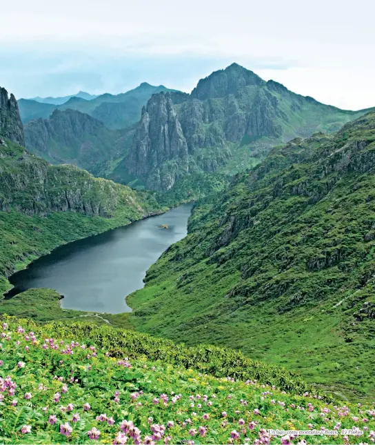  ?? Li Pinkun ?? Un lago entre montañas y flores.