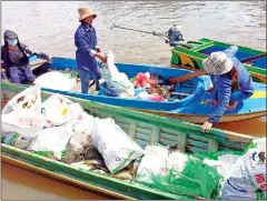  ?? MOE ?? Youths collect rubbish on the Tonle Sap Lake at Chong Kneas commune in Siem Reap province in 2022.