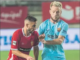  ?? FOTO: EFE ?? Rakitic, disputando un balón con Nadjb Montes durante el partido ante el Murcia