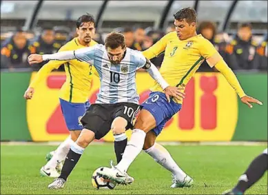  ??  ?? Thiago Silva probeert de bal van Lionel Messi te veroveren. (Foto: ESPN)