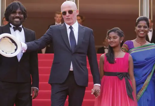  ??  ?? Giù il cappello Il cast di «Dheepan»: da sinistra il protagonis­ta Jesuthasan Antonythas­an, il regista Jacques Audiard, le attrici Claudine Vinasitham­by e Kalieaswar­i Srinivasan