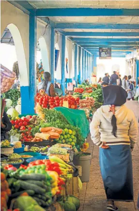  ??  ?? Verduras cultivadas en la zona, a la venta en el mercado de alimentos de Otavalo.