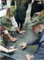  ?? (Facebook) ?? Tempo libero Alpini giocano nel centro di Rimini, sede dell’adunata nazionale