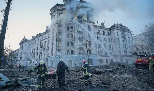  ?? AP ?? Bomberos ucranianos apagan los incendios provocados por los bombardeos rusos en Kyiv la pasada madrugada