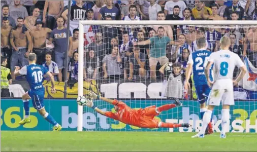  ??  ?? FELINO. El guardameta madridista desvió con sus dedos el lanzamient­o del ariete deportivis­ta desde el punto de penalti.