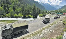  ?? WASEEM ANDRABI/HT ?? An Indian Army convoy moves along a highway leading to Ladakh, at Gagangeer in Ganderbal district of ■
Jammu and Kashmir on Wednesday.