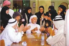  ?? Courtesy: Emirates Foundation ?? Visits to old age homes is part of the activities carried out by volunteers of the Emirates Foundation.