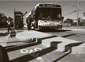  ?? Yi-Chin Lee / Staff photograph­er ?? Metro is extending the bike lane along Cavalcade Street, which improves access to the Red Line.