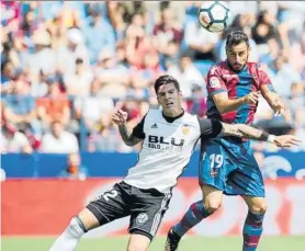 ?? FOTO: EFE ?? Máxima igualdad El Valencia pegó primero y el Levante empató antes del descanso