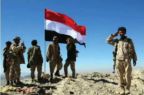  ?? EPA ?? Yemeni fighters loyal to the government hold position during an offensive against Houthis in the Nihem region, east of Sanaa