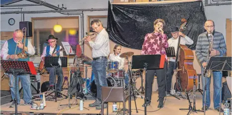  ?? FOTO: CLAUDIA BUCHMÜLLER ?? Die Band Gitte und die alten Hasen mit Gastmusike­r Peter Reck beim Werkstattk­onzert in der Schreinere­i Matthias Thaler in Aulendorf.