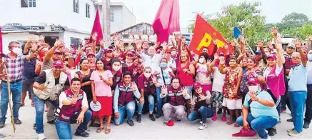  ?? CORTESÍA: ÓSCAR GUZMÁN ?? de la alianza MorenaPVEM­PT, Óscar Guzmán de Paz, recibió total respaldo de los habitantes en El Moralillo.