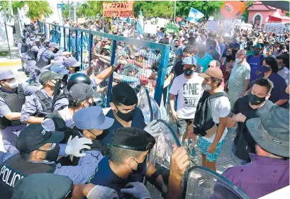  ?? NA ?? Los manifestan­tes frente a la policía provincial antes de la represión.
