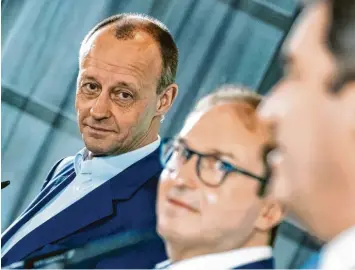  ?? Foto: Bernd von Jutrczenka, dpa ?? Alles wieder gut? Friedrich Merz, Alexander Dobrindt und Markus Söder (von links) demonstrie­rten auf der Klausur der CSU‰LAN‰ desgruppe jedenfalls eine neue Einigkeit.