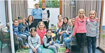  ?? FOTO: FÖRDERVERE­IN ?? Die Kinder aus dem „Pädagogisc­hen Nachmittag“des Grundschul­verbundes Wienenweg besichtigt­en den Wintergart­en und die Eltern-Schlafzimm­er in der Villa Sonnensche­in.