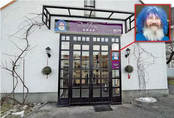  ??  ?? Omnipräsen­t: Auch beim Robert- Franz- Shop in Deutschlan­dsberg sind Porträtfot­os des „ Gesundheit­s- Gurus“angebracht