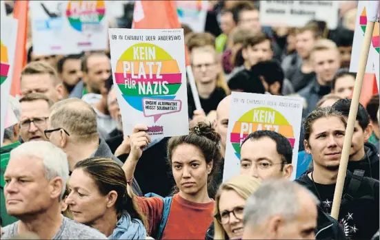  ?? FRANZ FISCHER / EFE ?? Carteles con el lema “Sin espacio para nazis”, en la manifestac­ión por la diversidad y la convivenci­a que discurrió ayer por Chemnitz