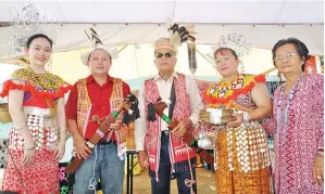  ??  ?? KEUNIKAN budaya etnik Iban antara yang menarik perhatian pengunjung.