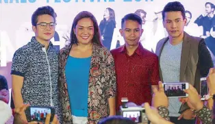  ??  ?? director Kip Oebanda (second from right) with the stars (from left) Jameson Blake, Sylvia Sanchez and Enchong Dee