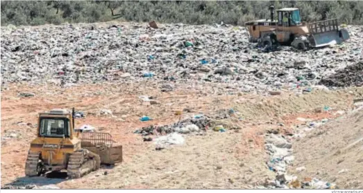  ?? VÍCTOR RODRÍGUEZ ?? Dos excavadora­s mueven los residuos en la planta del Consorccio Medio Ambiente.