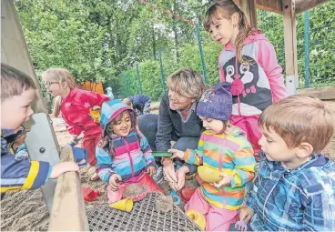  ?? FOTO: BAUER ?? In der Kita Vereinsstr­aße in Düsseldorf haben 18 der Kinder einen Migrations­hintergrun­d, vier kommen aus Flüchtling­sfamilien. „Die Kinder haben keine Sprachbarr­iere, sie verständig­en sich auf ihre Art“, sagt Leiterin Elke Hansen.