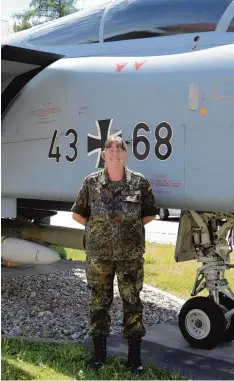  ?? Foto: Ida König ?? Monika Liebing vor einem ausrangier­ten Kampfjet vom Typ Phantom an ihrem Stand ort Kaufbeuren. Die 44 Jährige ist seit 2001 Soldatin.