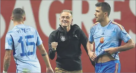  ?? Foto: ap ?? Luis Enrique muestra su alegría ante Yeremi y Rodri el selecciona­dor elogió el trabajo de todos sus jugadores