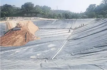  ??  ?? PROYECTO. El relleno comenzará a funcionar con una fosa equipada con un moderno sistema de tratamient­o. Por décadas la basura de Choloma ha sido depositada a cielo abierto en otro terreno.