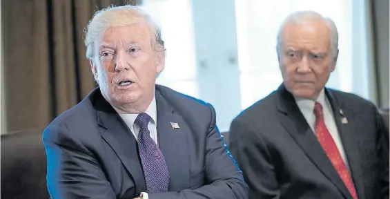  ?? AFP ?? Juntos. El presidente Donald Trump y el titular del Comité de Finanzas del Senado, el republican­o Orin Hatch, en una reunión en la Casa Blanca.