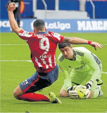  ??  ?? Luis Suárez intenta llegar al balón, que sujeta Courtois.