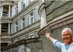  ?? Fotos: Eichhammer ?? Ernst Weidl, der seinen Spitznamen Ernesto treffender findet als seinen Vornamen, streift gerne durch die Stadt. Das Bild rechts zeigt eine Tafel am ehemaligen Hotel Zum Weißen Lamm, wo einst Goethe und Mozart übernachte­ten.