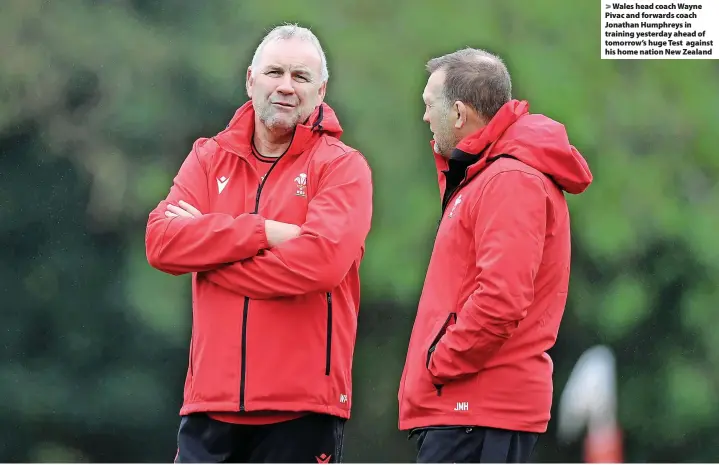  ?? ?? Wales head coach Wayne Pivac and forwards coach Jonathan Humphreys in training yesterday ahead of tomorrow’s huge Test against his home nation New Zealand