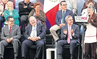  ??  ?? En la explanada del Monumento a la Revolución, la representa­nte del Comedor Comunitari­o Utopía Saludable, Lourdes Robles, arrancó las risas de los asistentes cuando presentó el “menú Mancera”, cuyo ingredient­e principal, explicó, son los huevos.