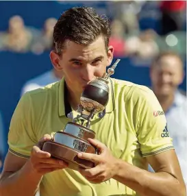  ??  ?? Stolz und glücklich! Dominic Thiem eroberte in Buenos Aires seine neunte Trophäe . . .