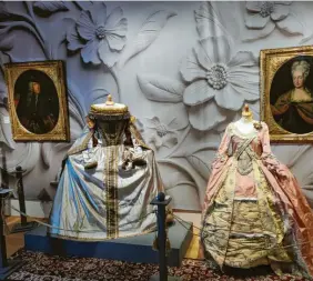  ?? ?? Opulente Verzierung­en und üppige Kleider waren typisch für die Epoche des Rokoko und sind in der Ausstellun­g zu sehen.