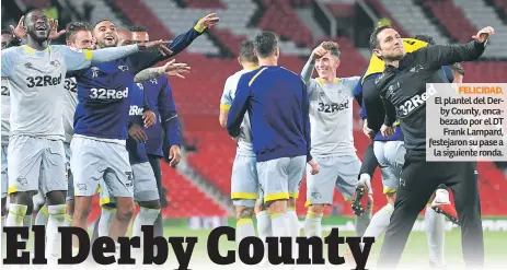  ??  ?? FELICIDAD. El plantel del Derby County, encabezado por el DT Frank Lampard, festejaron su pase a la siguiente ronda.