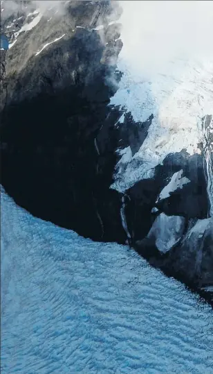  ??  ?? Una vista de los glaciares tomada por el Gobierno chileno