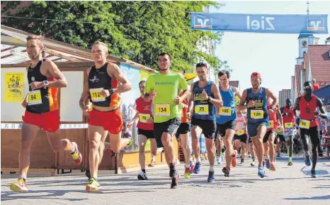  ?? FOTO: STEFFEN LANG ?? In der Innenstadt geht’s für die Sportler mitten durch die Budengasse des Stadtfests.